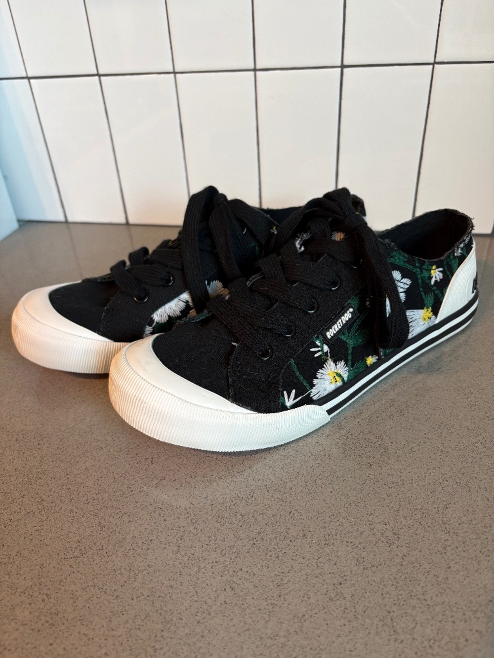 NWOT Rocket Dog embroidered sneakers - size 9